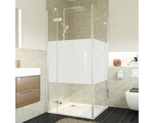 Salle de bains avec cabine de douche en verre avec film partiellement opaque