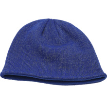 Blaue Strickmütze für den Winter