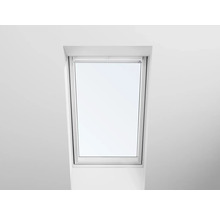 Dachfenster mit geöffnetem Rollo