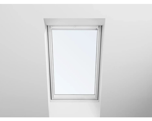 Dachfenster mit geöffnetem Rollo