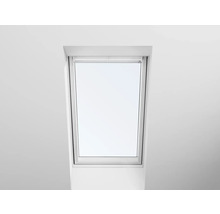 Dachfenster mit geöffnetem Rollo