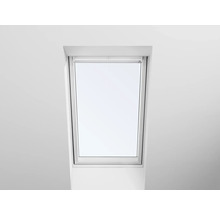Dachfenster mit Innenjalousie in einem hellen Raum