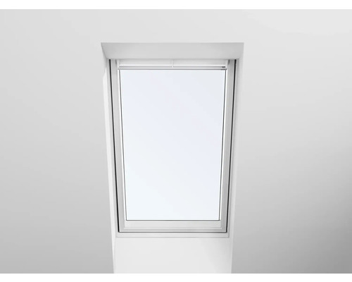 Dachfenster mit Innenjalousie in einem hellen Raum
