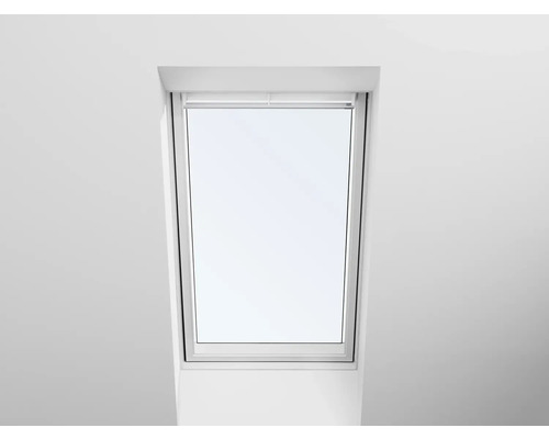 Dachfenster mit Rollo in einem hellen Raum