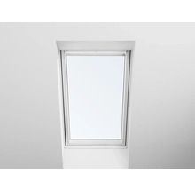 Dachfenster mit Rollosystem in einem hellen Raum