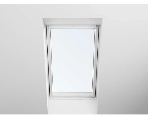 Dachfenster mit Rollosystem in einem hellen Raum