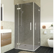 Eckdusche mit Duschwanne und Dusche im Badezimmer