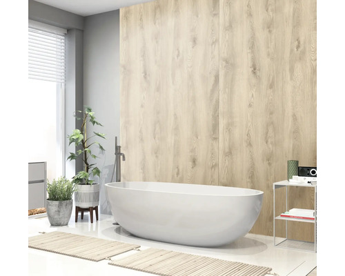 Badezimmer mit freistehender Badewanne, Holzwandpaneelen und Zimmerpflanzen