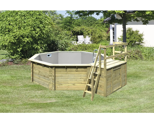 Piscine hors sol en bois avec échelle dans le jardin