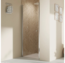 Salle de bains avec porte de douche, porte-serviettes et décoration murale pour une ambiance claire et organisée.