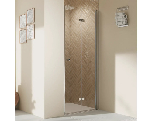 Porte de douche dans niche avec porte pivotante pliante BREUER Elana 2.0 100 x 200 cm couleur du profilé rond argent décor de vitre verre transparent butée de porte à droite poignée tampon Porte de douche pliante dans une salle de bains avec porte-serviettes et décoration