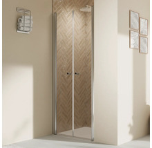 Salle de bains avec cabine de douche à portes pliantes, porte-serviettes et décoration