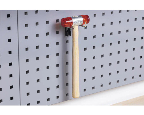 Maillet à embouts en plastique avec manche en bois sur un panneau perforé