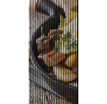 Plat à la poêle avec viande, pommes de terre et œuf au plat sur une table en bois rustique.