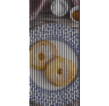 Deux beignets aux pommes avec du sucre glace sur une assiette