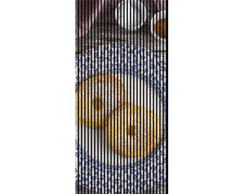 Deux beignets aux pommes avec du sucre glace sur une assiette