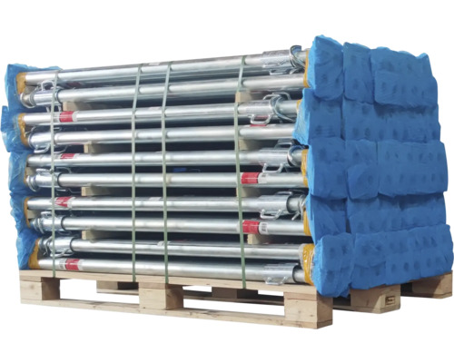 Étais en acier sur une palette pour la construction