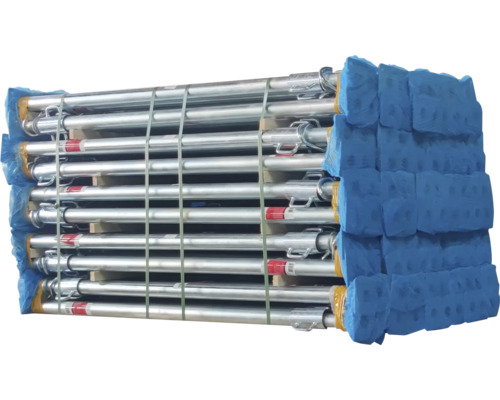 Pile d''étaiements de construction galvanisés sur une palette