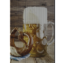 Bierkrug mit Brezel auf einem Tisch