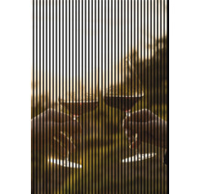 Zwei Personen stoßen mit Rotwein an, mit einem optischen Effekt aus vertikalen Linien.