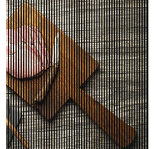 Wurstaufschnitt auf einem Holzbrett mit Messer