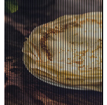 Une assiette de crêpes sur une table en bois.