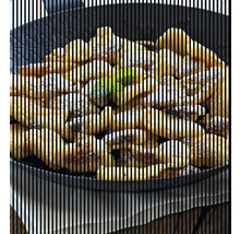 Kaiserschmarrn mit Puderzucker in einer Pfanne