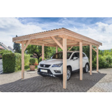 Carport en bois avec voiture sur sol pavé