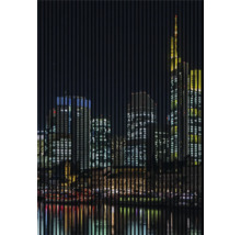 Skyline von Frankfurt am Main bei Nacht mit Gebäuden und Fluss