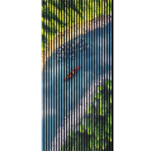 Luftaufnahme einer Person im Kajak auf einem Fluss, teilweise durch vertikale Streifen verdeckt.