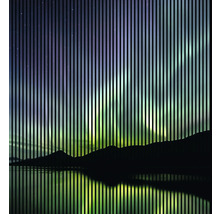 Dekorative Fensterfolie mit einem Nordlichtmotiv und Berglandschaft