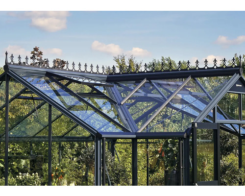 Detailansicht eines Gewächshauses mit Glaswänden und Metallrahmen