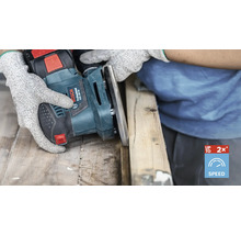 Eine Person schleift Holz mit einem Bosch Multischleifer.