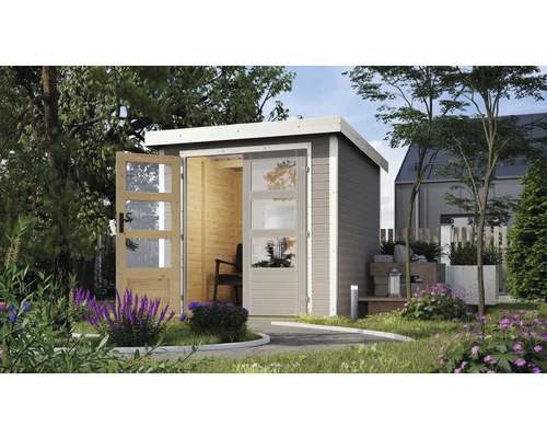 Gartenszene mit modernem Gartenhaus mit Doppeltür und Glas