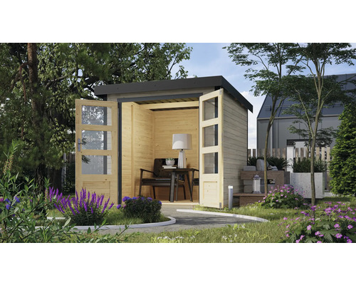 Gartenhaus mit offenen Glastüren im Garten