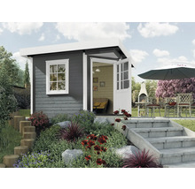 Gartenhaus mit geöffneten Türen, Fenster und Terrasse mit Gartenmöbeln
