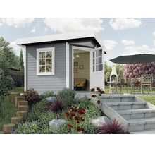 Gartenhaus aus Holz mit Fenster und offener Doppeltür im Garten