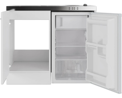 Miniküche mit Kühlschrank und offenem Schrankfach