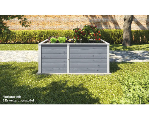 Jardinière en bois avec salade et tomates dans le jardin