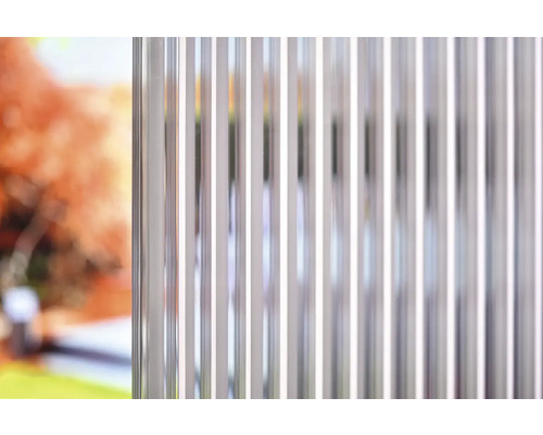 Gros plan d''une clôture à lamelles verticales en aluminium