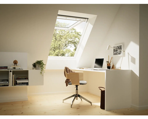 Ein Dachzimmer mit einem Schreibtisch, einem Stuhl und einem Dachfenster.