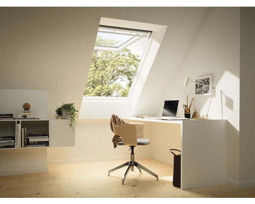 Heller Arbeitsbereich mit Dachfenster, Schreibtisch und Bürostuhl in einem Dachgeschoss.