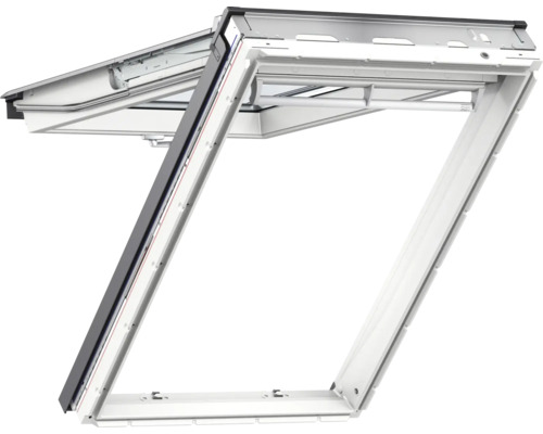 Geöffnetes Dachfenster für den Dachausbau
