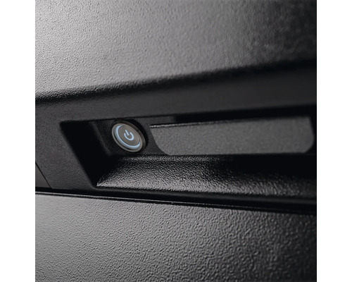 Gros plan d''un appareil noir avec un bouton d''alimentation rond