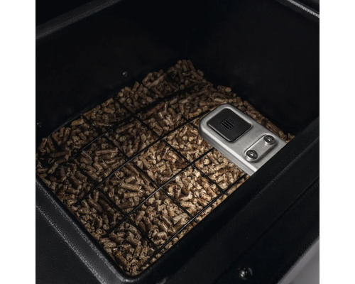 Foyer du barbecue à pellets rempli de pellets et élément de commande