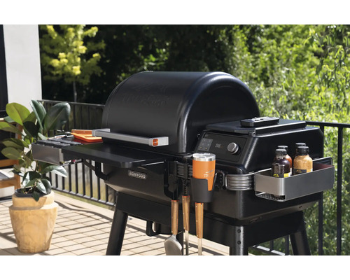 Gril Traeger Ironwood avec accessoires sur une terrasse