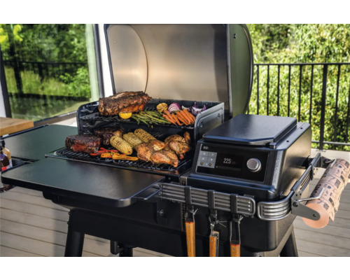 Barbecue avec steaks, légumes et poulet sur le gril