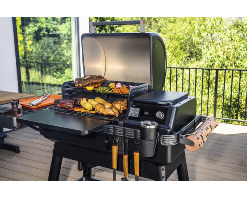 Gril avec des aliments grillés comme de la viande et des légumes