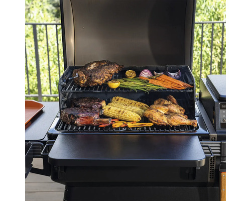 Gril avec viande, maïs et légumes sur la grille