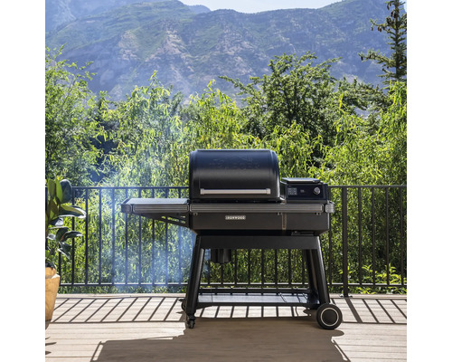 Gril Traeger Ironwood sur une terrasse avec rambarde et panorama montagneux